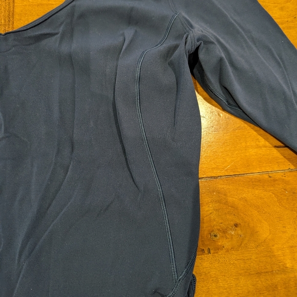 Lululemon Size 10 Nylon long Sleeve Navy Shirt - Picture 4 of 7